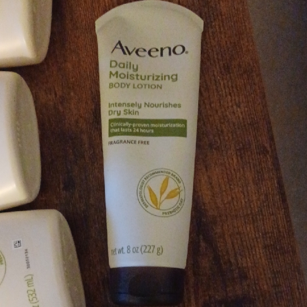 Aveeno Daily Moisturizing Body Lotion โ White/Green - Picture 3 of 5